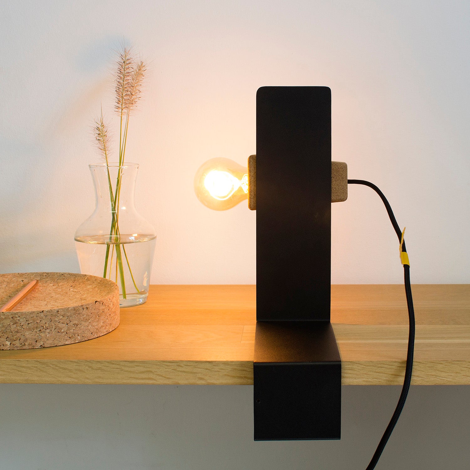 Luminária de mesa Glint nº 1 - base preta