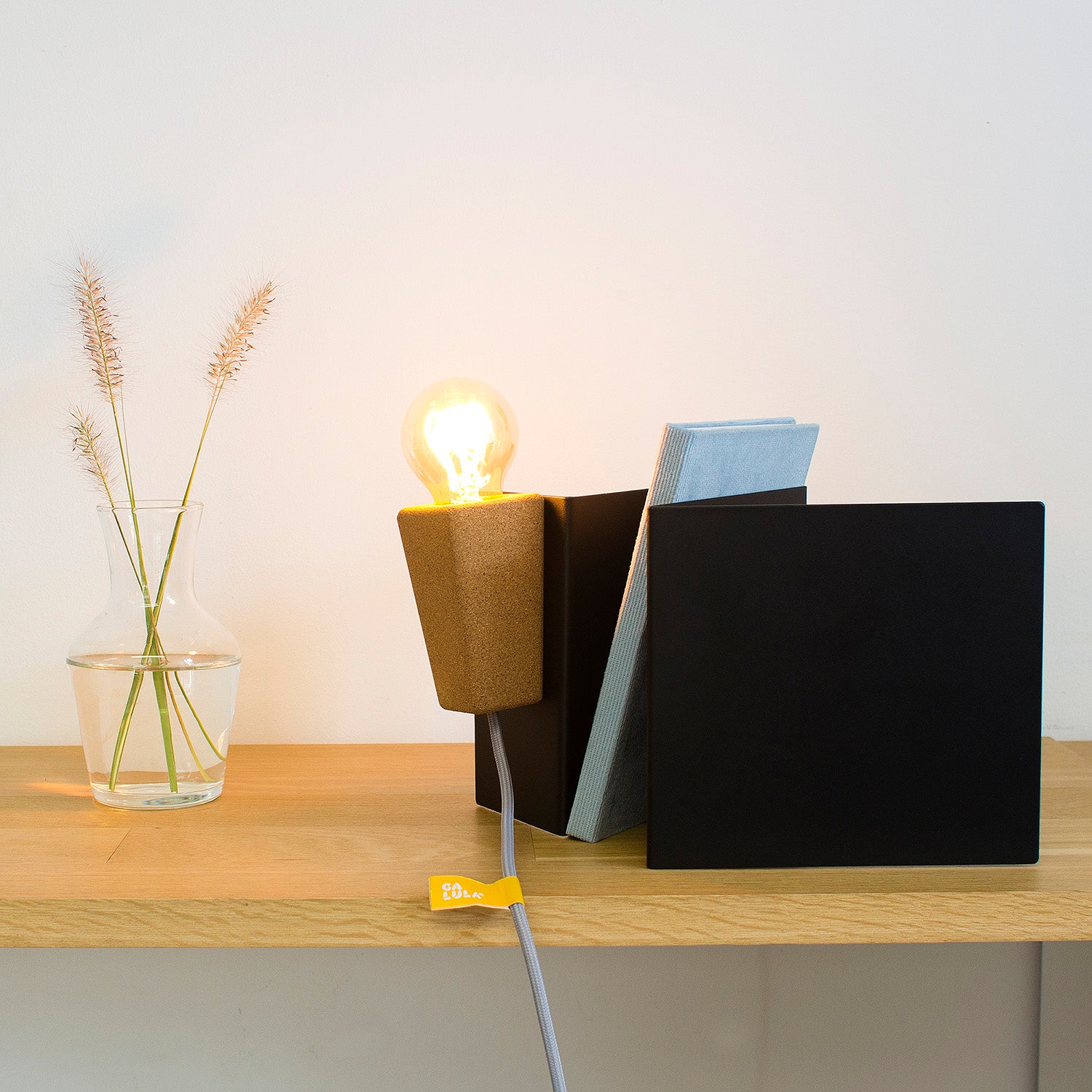 Luminária de mesa Glint #3 - base preta