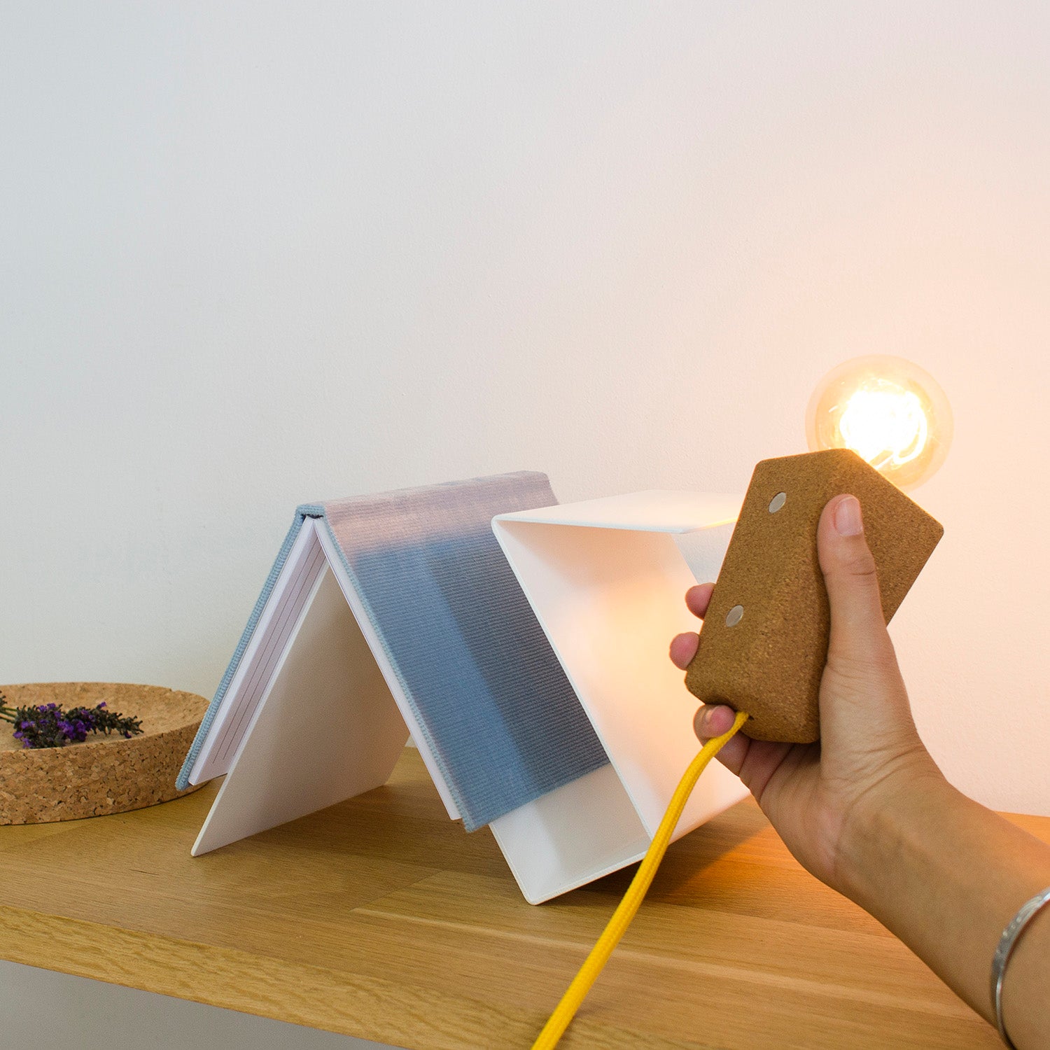 Luminária de mesa Glint #3 - base branca