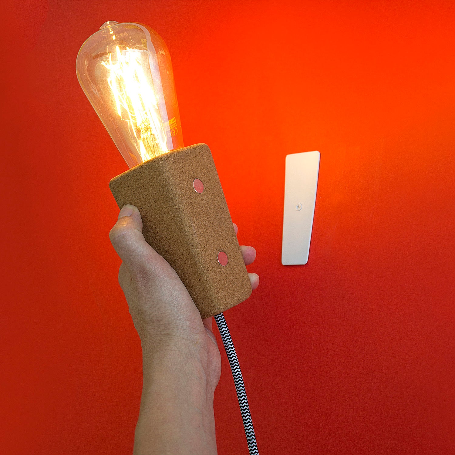 Magneto desk/wall lamp