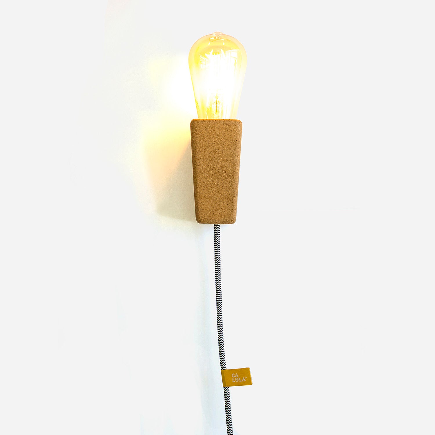 Magneto desk/wall lamp