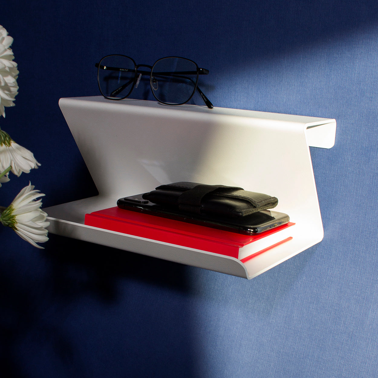Vinco floating shelf