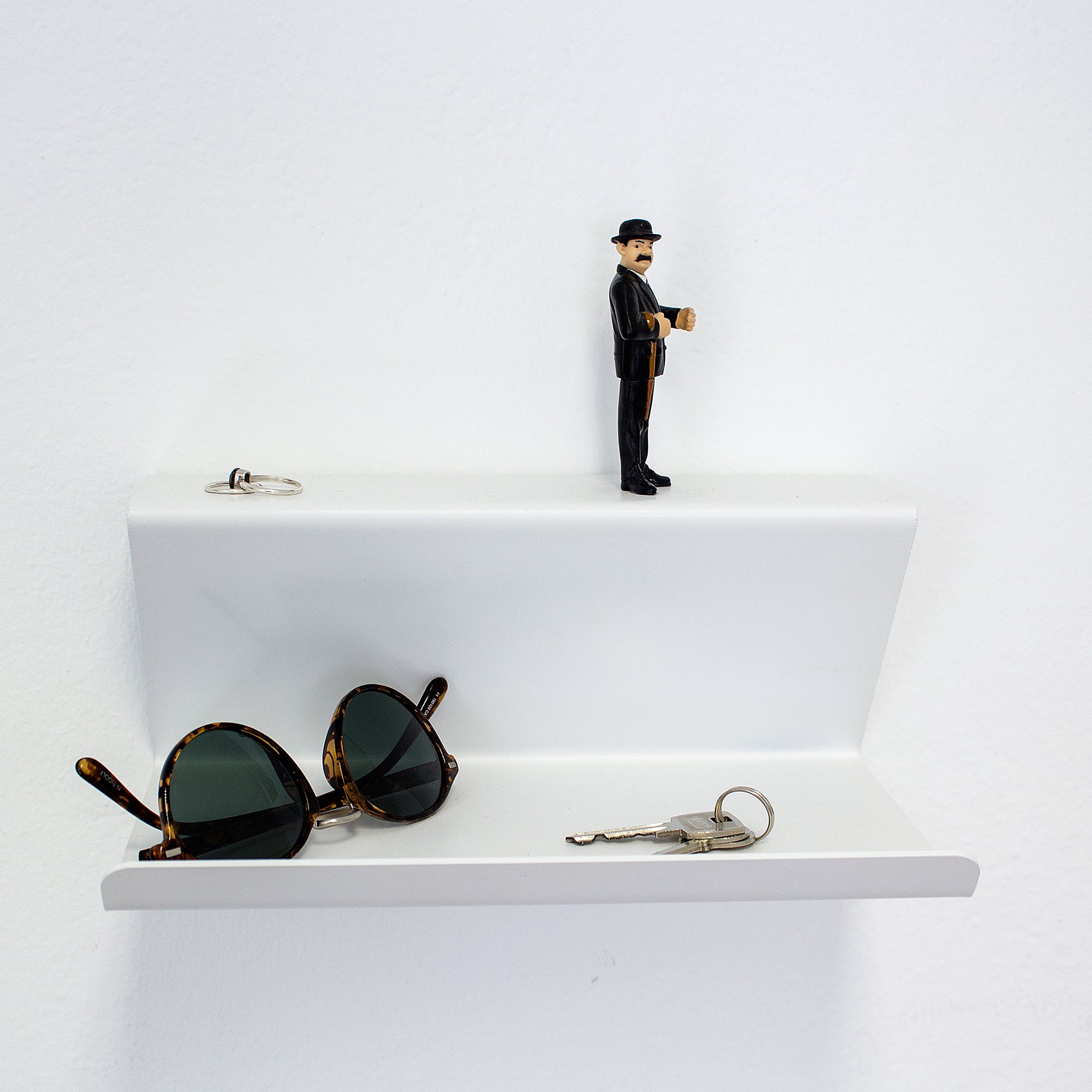 Vinco floating shelf